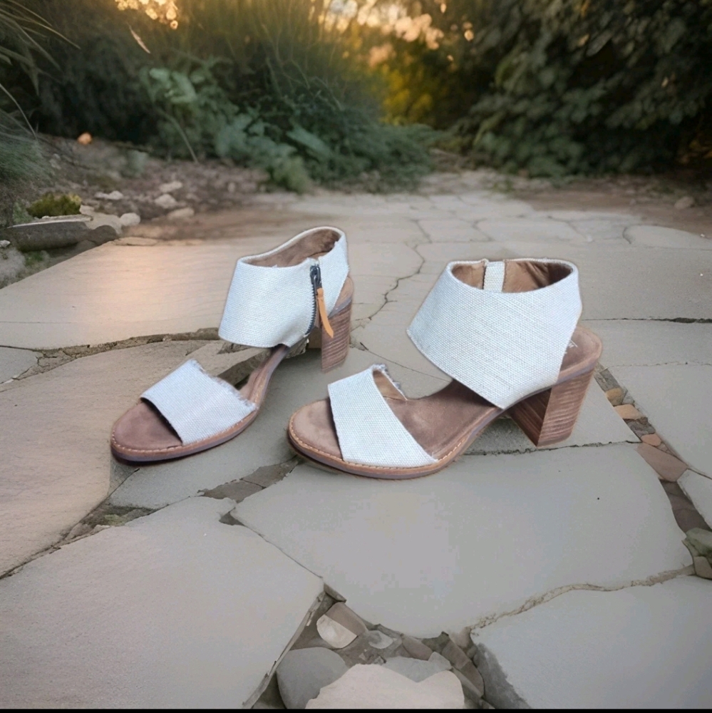 Tom's W 7.5 Cream Open Toe Heel Sandal With Zipper Very Little Use